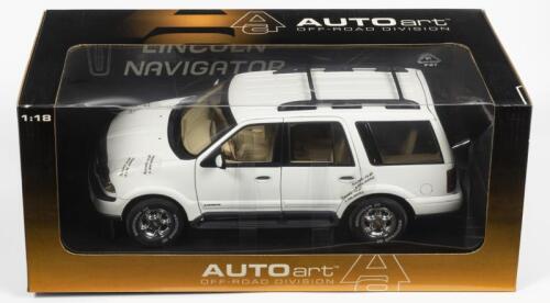 LINCOLN: A NOS 1:18 scale Autoart Lincoln Navigator - white, die-cast model