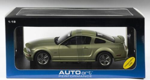 FORD: A NOS 1:18 scale Autoart Ford Mustang GT 2005 - Legend Lime, die-cast model