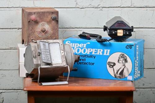 RADAR DETECTOR: A MEG 500V electronic insulation tester resistance meter, STC battery 4 amp charger serie 2950 and Super Snooer II Radar Detector lacking bracket (all untested)