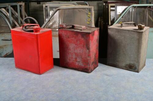 GARAGENALIA: Three 2-gallon oil tins with brass lids