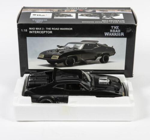 INTERCEPTOR: A 1:18 scale Autoart Interceptor V8 Mad Max 2 the road warrior, black, accessories as dog figurine/dog food/container/knife/wheel, in fitted box