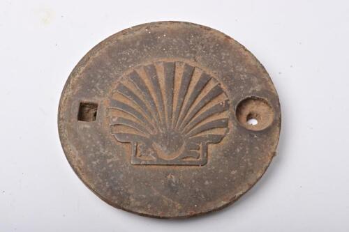 SHELL: A 1930s Shell cast iron tank cover, 20cm diameter