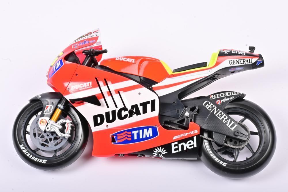 DUCATI/ROSSI: A 1:18 scale Ducati Desmosedici GP11 #46 MotoGP 2011