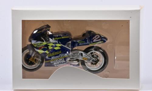 <p>SUZUKI: A 1:24 scale Suzuki RGV 500 Kenny Robert Jr. 2000, missing the stand, boxed</p>