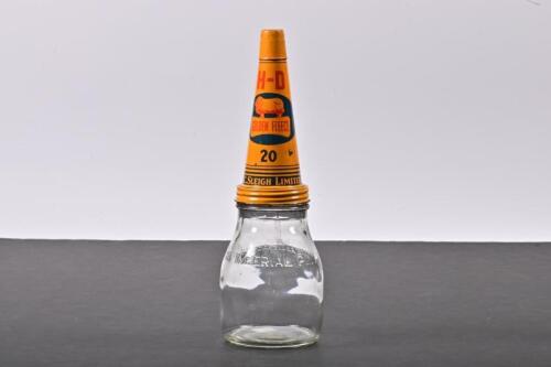 GOLDEN FLEECE: An early 1960s one imperial pint glass oil bottle with NOS Golden Fleece H-D 20 tin oil pourer and dust cap