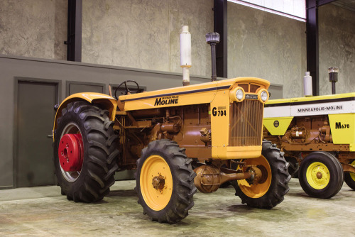 1962 MINNEAPOLIS-MOLINE G704 TRACTOR