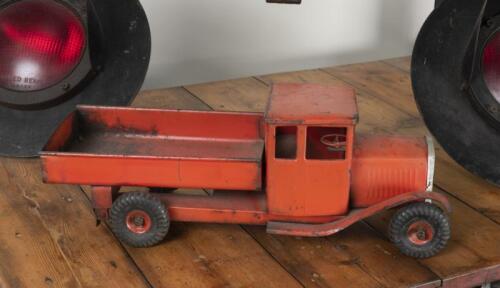 TRIANG: A large circa 1940s/1950s pressed metal Triang Toys tipper truck, 49cm long