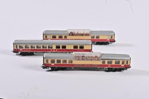MARKLIN: Three Marklin HO gauge passenger carriages, two with panorama wagens