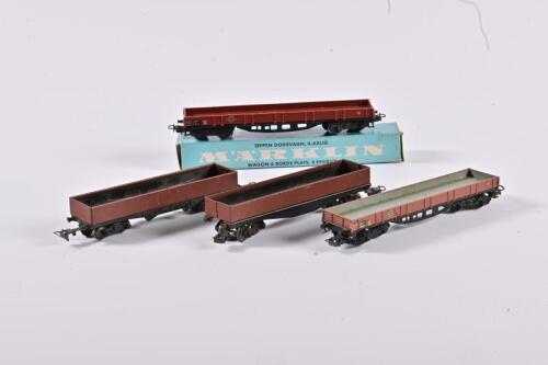 WAGONS: A collection of four HO gauge wagons including a Marklin 4514 low sided bogie goods wagon