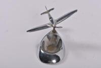 DESK PIECE: An Art Deco chromed figure of an aeroplane on ashtray base, 8cm high - 2