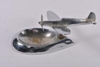 DESK PIECE: An Art Deco chromed figure of an aeroplane on ashtray base, 8cm high - 3