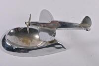 DESK PIECE: An Art Deco chromed figure of an aeroplane on ashtray base, 8cm high - 4