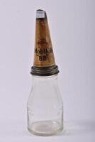 MOBILOIL: A nice early double sided Mobil Oil 'Gargoyle' 6-bottle garage rack set with bottles and pourers - 31