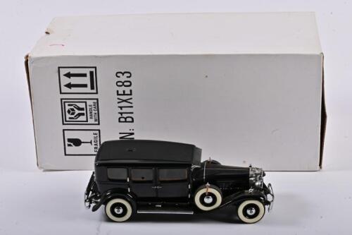 CADILLAC: A 1:24 scale Franklin Mint Precision Models Cadillac 452 Imperial Sedan, black, 1930 V-16, including additional parts, in fitted box