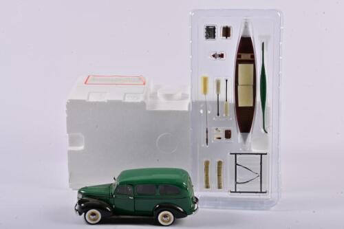 SUBURBAN: A 1:24 scale Franklin Mint Precision Models Chevrolet Suburban Wagon 1946, including additional parts, in fitted box