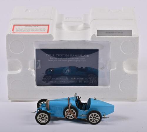 BUGATTI: A 1:24 scale Franklin Mint Bugatti Type 35, released 1924, blue, including additional parts, in fitted box