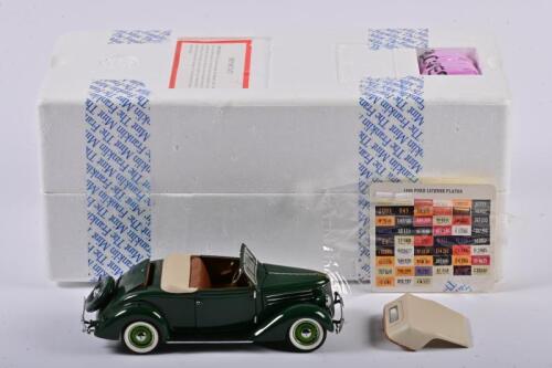 FORD: A 1:24 scale Franklin Mint Ford Cabriolet 1936, green, missing the mirror, front sway bar fixed it with glue, missing the car logo on the top, in fitted box