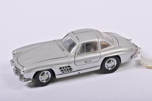 MERCEDES BENZ: A 1:24 scale Franklin Mint Mercedes Benz 300SL from 1954, silver, no box