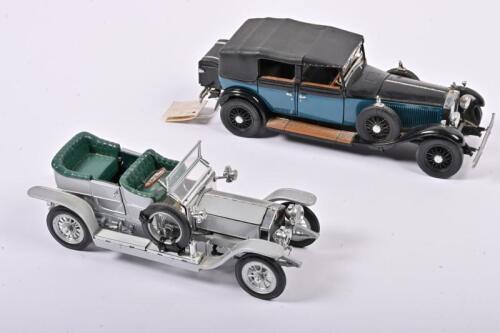 ROLLS-ROYCE: Two 1:24 scale Franklin Mint Rolls-Royce 1907 Ghost silver, windscreen present but loose and Rolls-Royce 1929 Phantom I, blue/black, no box