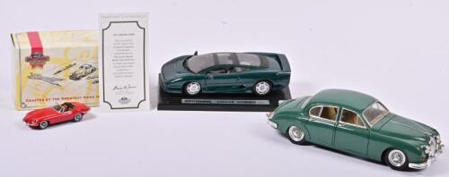 JAGUAR: Three 1:18/1:43/1:25 scale 1967 Jaguar E Type/Jaguar Mark II 1959 green by Maisto/Jaguar XJ220 1992, one in fitted box/two no box