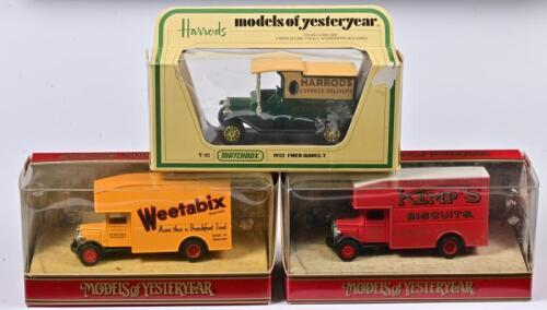 COMMERCIAL VEHICLES: Three 1:59 scale Matchbox COMMERCIAL vehicles Ford model T 1922/Morris Courier 1931, Y-12/Y31-B/Y31, in fitted box