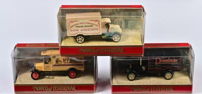 COMMERCIAL VEHICLES: Three 1:60 scale Matchbox COMMERCIAL vehicles Ford model TT 1926/Mack AC 1930, Y-21C/Y21/Y23B, in fitted box