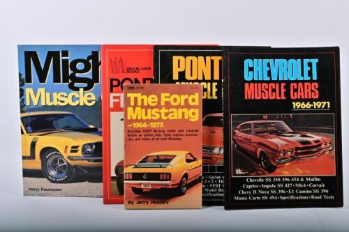 U.S MUSCLE CARS: A group of five softcover U.S Muscle Car books. 'Mighty Muscle Cars' softcover book by Henry Rasmussen