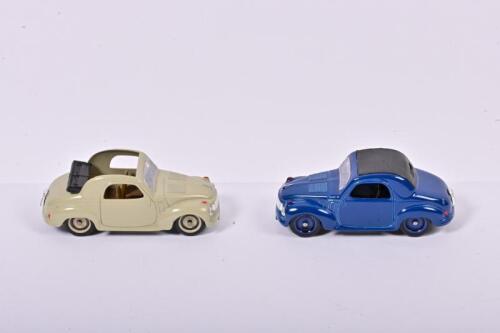 FIAT: Two 1:43 scale Brumm Fiat 500C Topolino convertible models. Dark blue & beige