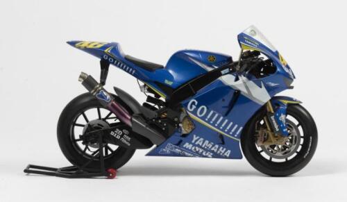 ROSSI: A 1:4 scale Valentino Rossi Yamaha YZR - M1 by Minichamps. Model signed by Valentino Rossi