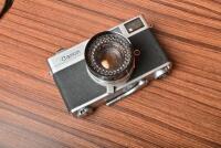 CAMERA: A early 1960s Canon 'Canonet' with fitted leather case, stamped '1580430'. - 4