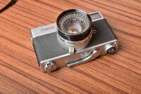 CAMERA: A early 1960s Canon 'Canonet' with fitted leather case, stamped '1580430'. - 5