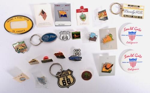 USA: A collection of American souvenir keyrings, badges and lapel pins