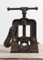 VICE: An early 20th century pipe vice, 29cm high - 2