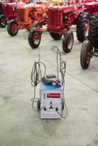 WELDER A Cigweld &lsquo;Easywelder Transarc&rsquo; portable, 240V, with two packets of welding rods & welding mask.