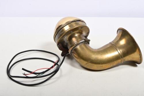 HORN: A circa 1920/30s 12 volt Bosch brass horn, 27cm high, 22cm wide, 15cm deep