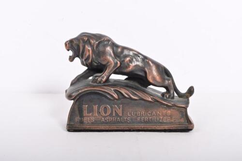 LION OIL CO: An American Lion Oil Company lion form paperweight, 6.5cm high