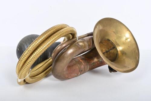 HORN: A early 20th century brass car horn with rubber bulb, approx. 27cm high, 17cm diameter