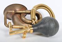 HORN: A early 20th century brass car horn with rubber bulb, approx. 27cm high, 17cm diameter - 2