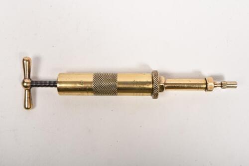 ENOTS: A circa 1920s Enots Autoram brass grease gun,24cm long