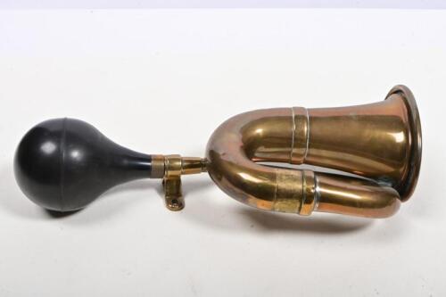 HORN: An Edwardian brass car horn and bulb with mounting bracket, in working order, 37cm long