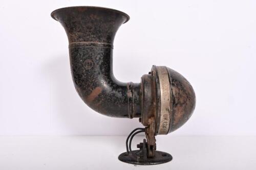 HORN: A circa 1920/30s 12 volt Bosch painted brass horn, 27cm high, 22cm wide, 15cm deep