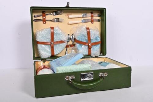 SIRRAM: An original 1950s Sirram motorists complete picnic case for two with porcelain plates and cups, the case 28cm high, 4cm wide, 15cm deep