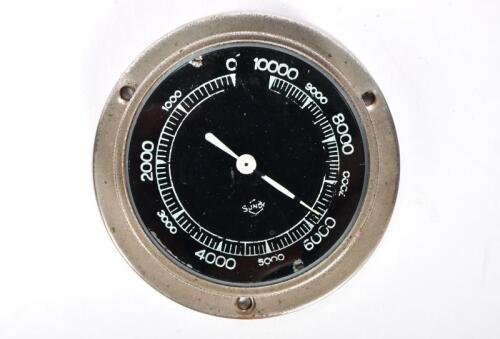 ALTIMETER: A vintage German altimeter, glass 5.5cm
