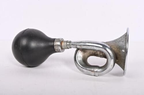 TRUMPET HORN: A vintage trumpet horn with bulb in working condition, 18cm high