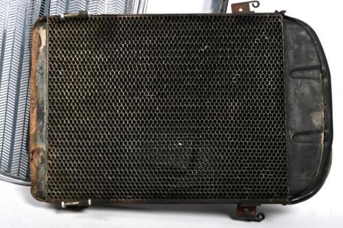 SINGER: A 1930's Singer Bantam radiator shell and core