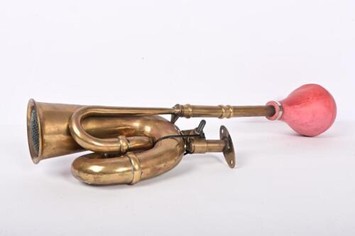 HORN: An Edwardian British brass car horn and bulb with mounting bracket, 52cm long