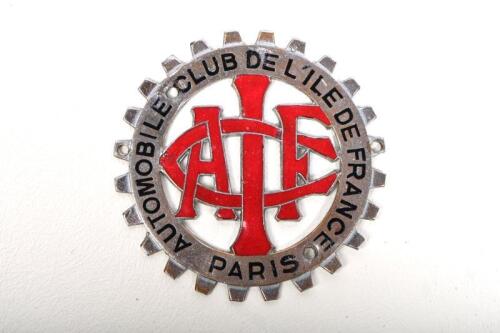 AUTOMOBILE CLUB DE L'ILE: A nickel plated 'AUTOMOBILE-CLUB DE L'ILE DE FRANCE' membership badge, central 'ACFI' emblem, side mounts, 8.5cm diameter