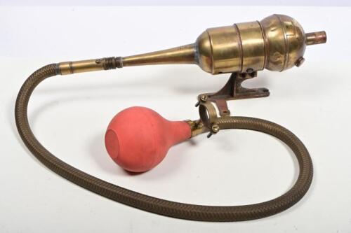 L'AUTOVOX: A circa 1910s French Autovox brass bracket hose and bulb requires trumpet, approx 149cm long