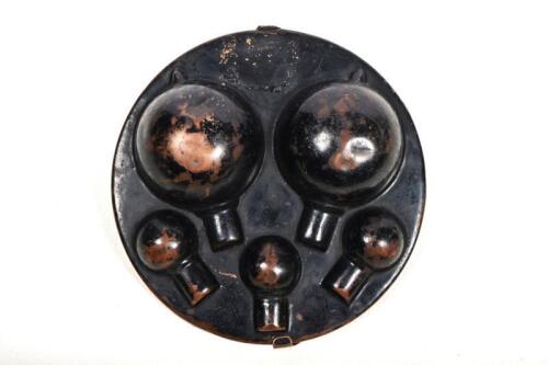 LIGHT BULB HOLDER: A British made lightbulb holder for five bulbs, with two original bulbs, 14cm diameter
