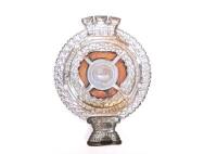 FORENEDE DANSKE MOTOREJERE: A 1930s Forenede Danske Motorejere nickle plated pressed brass badge with enamelled insert, stamped Argentor to back, 9cm diameter - 2